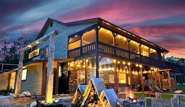 12 bdrm covered dock, hot tub, cwby pool, sleeps 46, “Mountain Ridge”