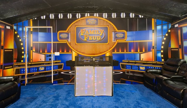 12 bdrms/20 beds/pool/Hot Tub/3 RV's/ATVs/30 acres