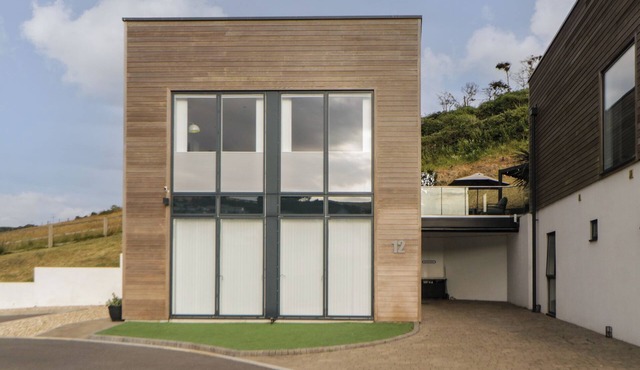 12 BEACHDOWN, family friendly, with hot tub in Challaborough