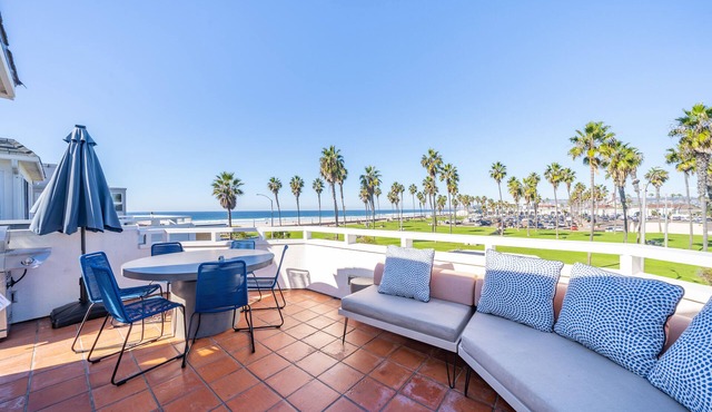 12 BEDROOM FAMILY/WORK OCEAN OASIS SLEEPS 40; 8 CAR PARKING