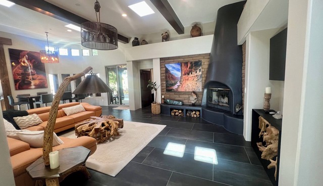 12 bedrooms Custom Home w/2 casita's, 18-hole chipping course & man-cave