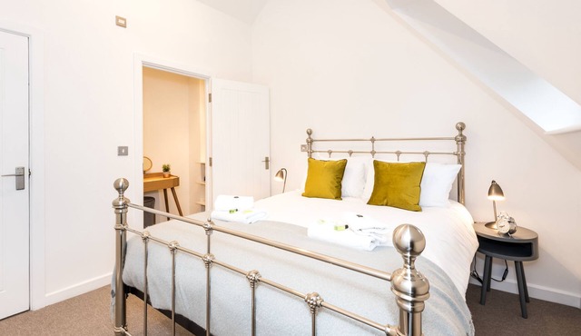 12 Bootham Court · Stylish Modern 2-Bed Flat in York with Parking - Pass the Keys