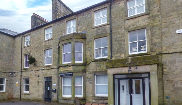 12 EAGLE PARADE, family friendly, character holiday cottage in Buxton
