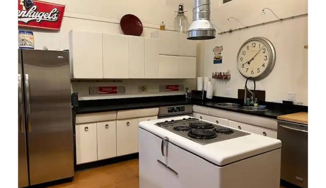 12 Ft Ceiling - Large Great Room - Downtown Albany