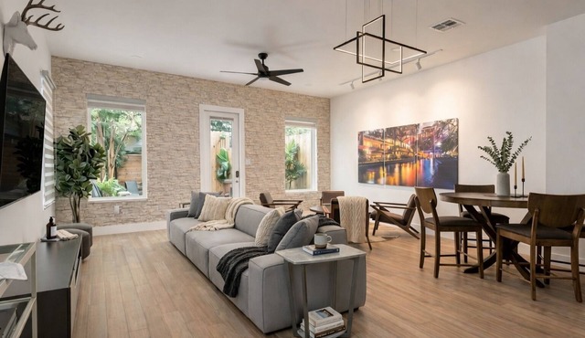 12 Guest 4 Bedroom Riverwalk Townhome Groups and Family Friendly Parking Modern