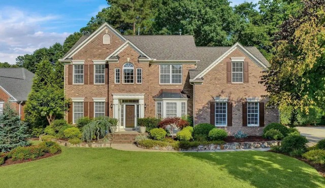 12 guest, family &dog friendly home on ½ acre in Wake Forest, NC