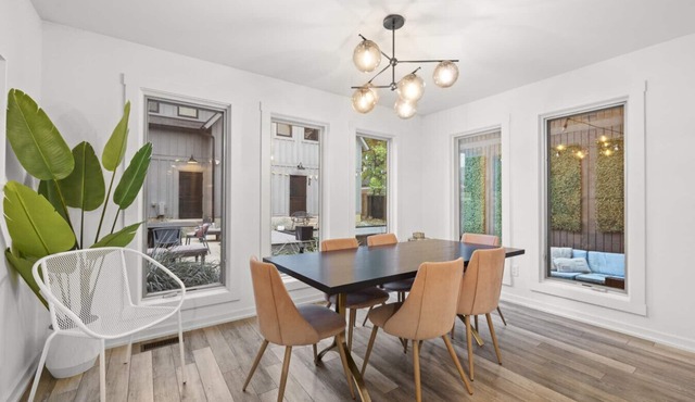 12-Guest Vic Village Retreat w/Free Parking