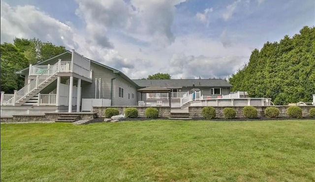 12 Guest Villa Hot Tub With Large Backyard