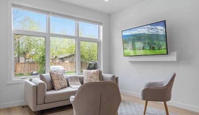 12 Guests | 2 King Beds | Ping Pong| 6 BR| Garage