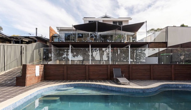 12 guests 5 bedrooms POOL walk to TRAIN Casula long distant views to SYNEY CITY