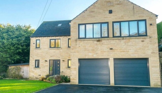 12 Guests - Hot Tub - Free Parking in Huddersfield