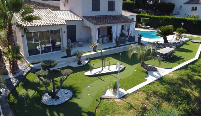 12 km from Saint Tropez, villa with swimming pool, mini golf course and boules pitch