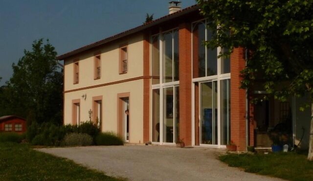 12 km from Toulouse but in the countryside, quiet, view, swimming pool, air-conditioning, plancha.