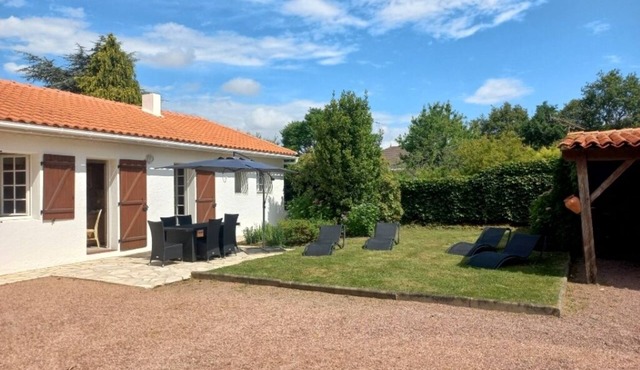 12 km St Gilles Croix de Vie to Coex. Sea, Golf, 3 lakes. 25 km Sables d'olonne