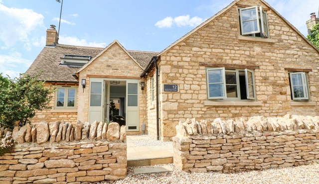 12 MANOR FARM CLOSE, family friendly, with open fire in Kingham