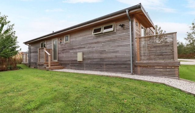 12 MEADOW RETREAT, family friendly, with a garden in Dobwalls