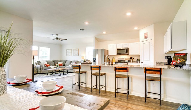 12 Mi to Avery Island: Spacious Family Home!