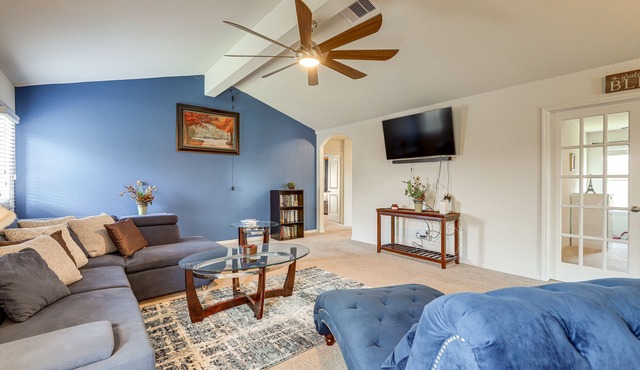 12 Mi to Beach! Texas Gulf Coast Home w/Patio