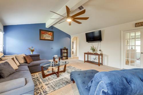 12 Mi to Beach! Texas Gulf Coast Home w/Patio