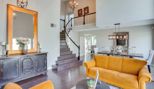 12 Mi to Disneyland! Sleek Suburban Home