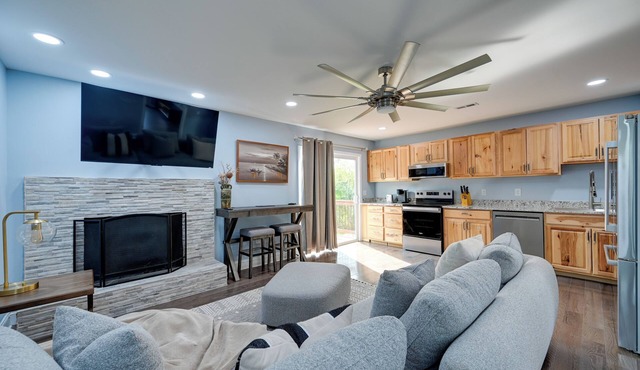 12 Mi to Downtown Winston-Salem: Apt w/Balcony!