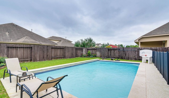 12 Mi to Dtwn Houston: Modern Home w/Backyard