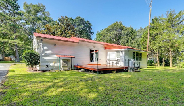 12 Mi to Dtwn Lewes & Beach: Delaware Home w/Deck