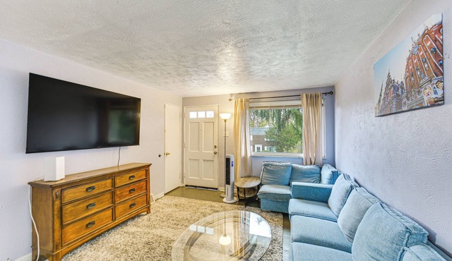 12 Mi to Dtwn: Pittsburgh Home w/In-Unit Laundry!
