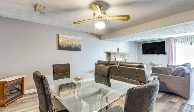 12 Mi to Dtwn St Louis: Family Home w/Fireplaces!