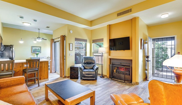 12 Mi to Dtwn Tucson: Tranquil Townhome w/Office