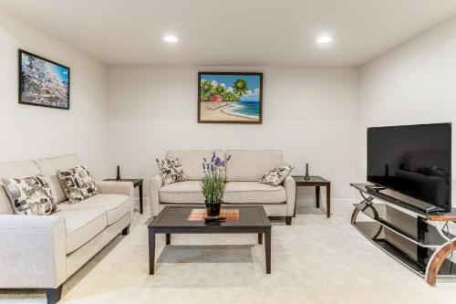 12 Mi to Hospitals Modern Apartment in Aurora!