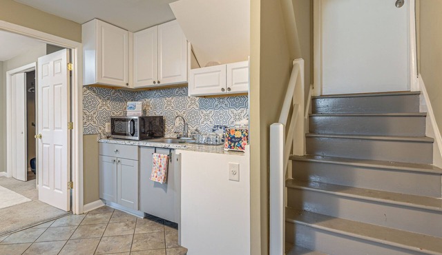 12 Mi to Nat'l Mall: Cozy Apt w/Shared Patio