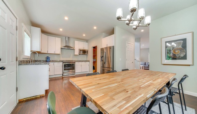 12 Mi to Seattle: Townhome w/Fenced Yard