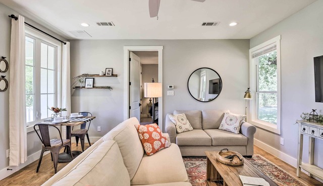 12 Mi to TCU: Fort Worth Cottage w/Farmland Views