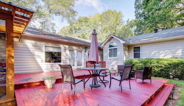 12 Mi to UGA Campus: Spacious Group Getaway!