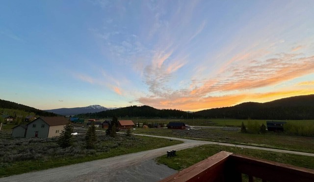 12 miles from Yellowstone with incredible views - Grizzly Lodge