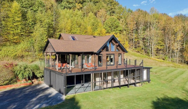 12 miles to All Star Village, 18 miles to Dreams Park. Only 1 hour from Windham, Platekill and Hunter ski mountains and 1.5 hours from Woodstock.