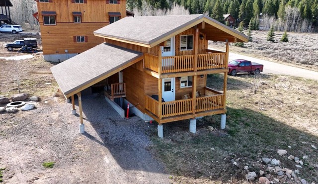 12 miles to Yellowstone National Park, hot tub, fire pit, 3 bedrooms 3 bathrooms