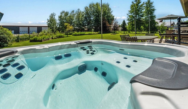 12 min from BZN! Family Friendly+ Indoor Sport Court+ HOT TUB