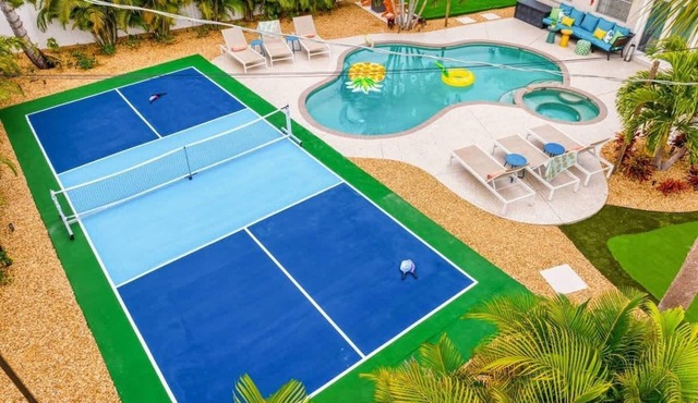 12 min to Beach, Hot Tub, Pickleball, Game Room