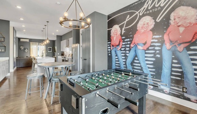 12 Min to Broadway - Sleeps 10 - Rooftop + Parking