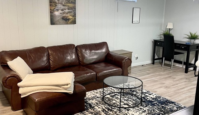 12 min to Downtown! Child&Pet Friendly , Fully Stocked Kitchen, W/, Back