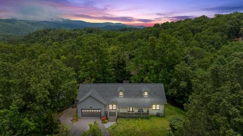 12 Min to Downtown Sleeps 16 Hot Tub Fire Pit