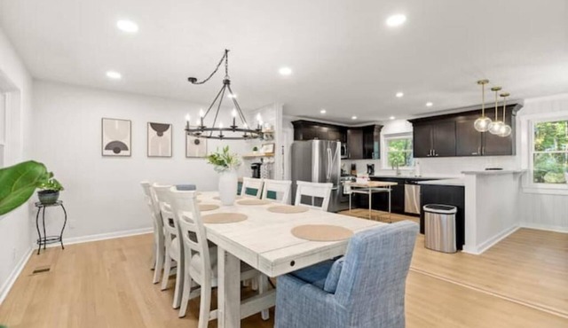 12 min to Lakepoint Sports! 5 bedroom house. Game room. Fire Pit. Weddings!