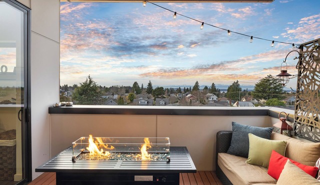 12 Min to Stadiums, 5 Min to Alki - Stunning Views, Balcony, AC, 90 Walk Score