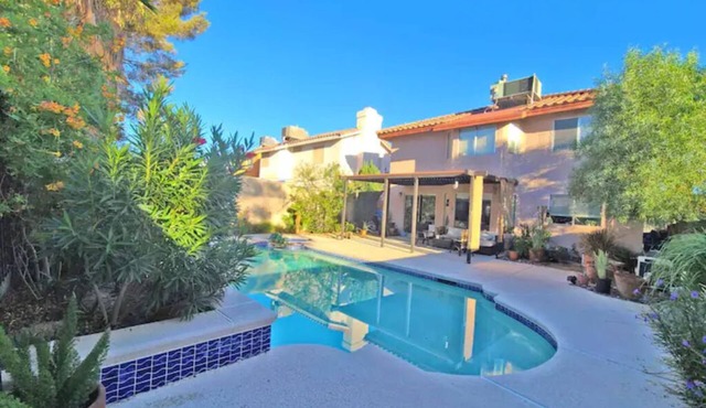 12 min to the Strip private house Pool Spa nice neighborhood close to everything
