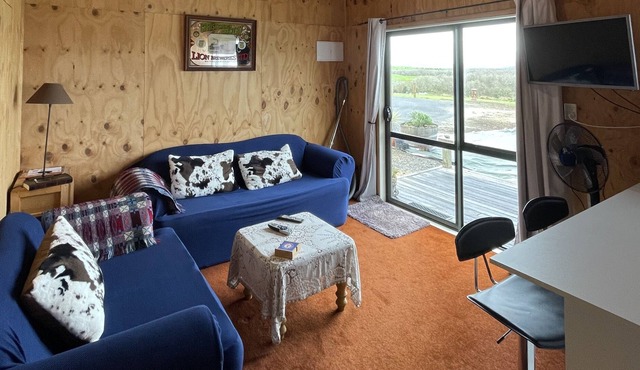 12 mins to Hampton Downs, 10 mins to the dragway and 25 mins to Pukekohe Park.