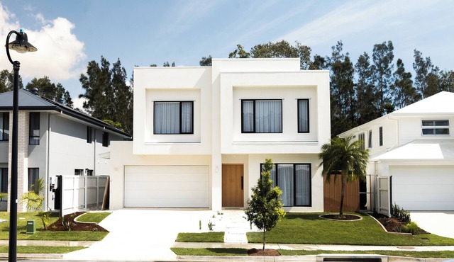 12 minutes from Burleigh Beach, unwind with your own sauna, pool & fire pit.