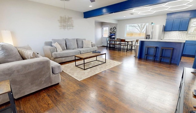 12 Minutes from Crossbar and Turner Falls, Sleeps up to 10, Fast Wi-Fi