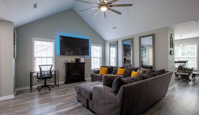 12 minutes to Wet 'n Wild Water Park! Family-sized 3 bedroom cozy happy home!